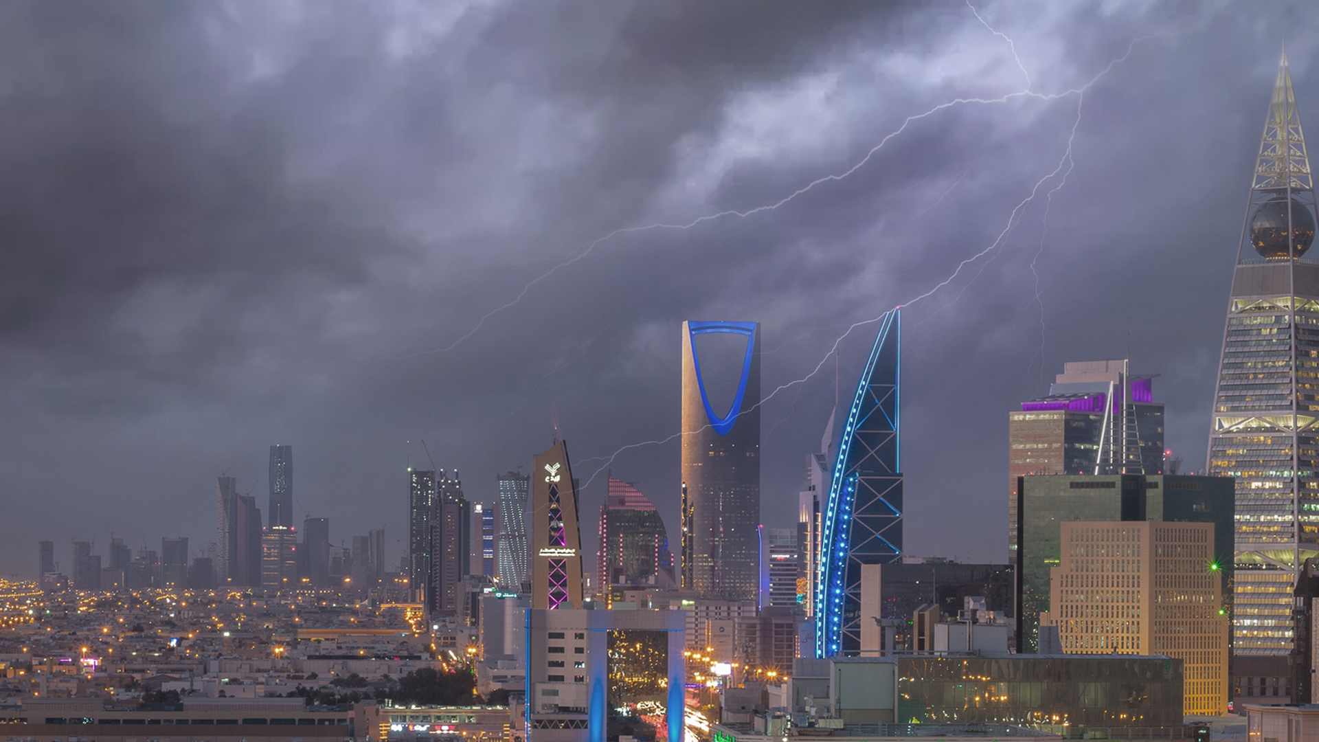 تجريبي حالة موسمية ماطرة تؤثر على الخليج العربي