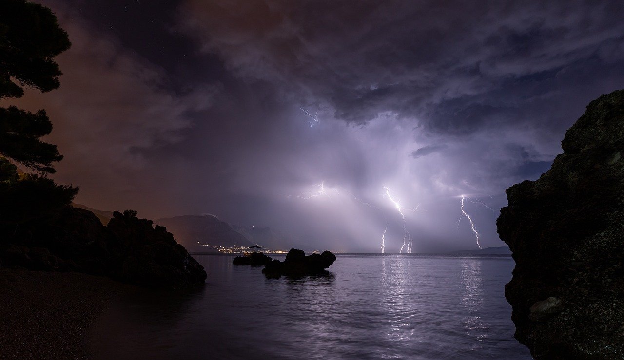 حالة جوية مناخية غير مُعتادة لهذا الوقت من العام تؤثر على المشرق العربي